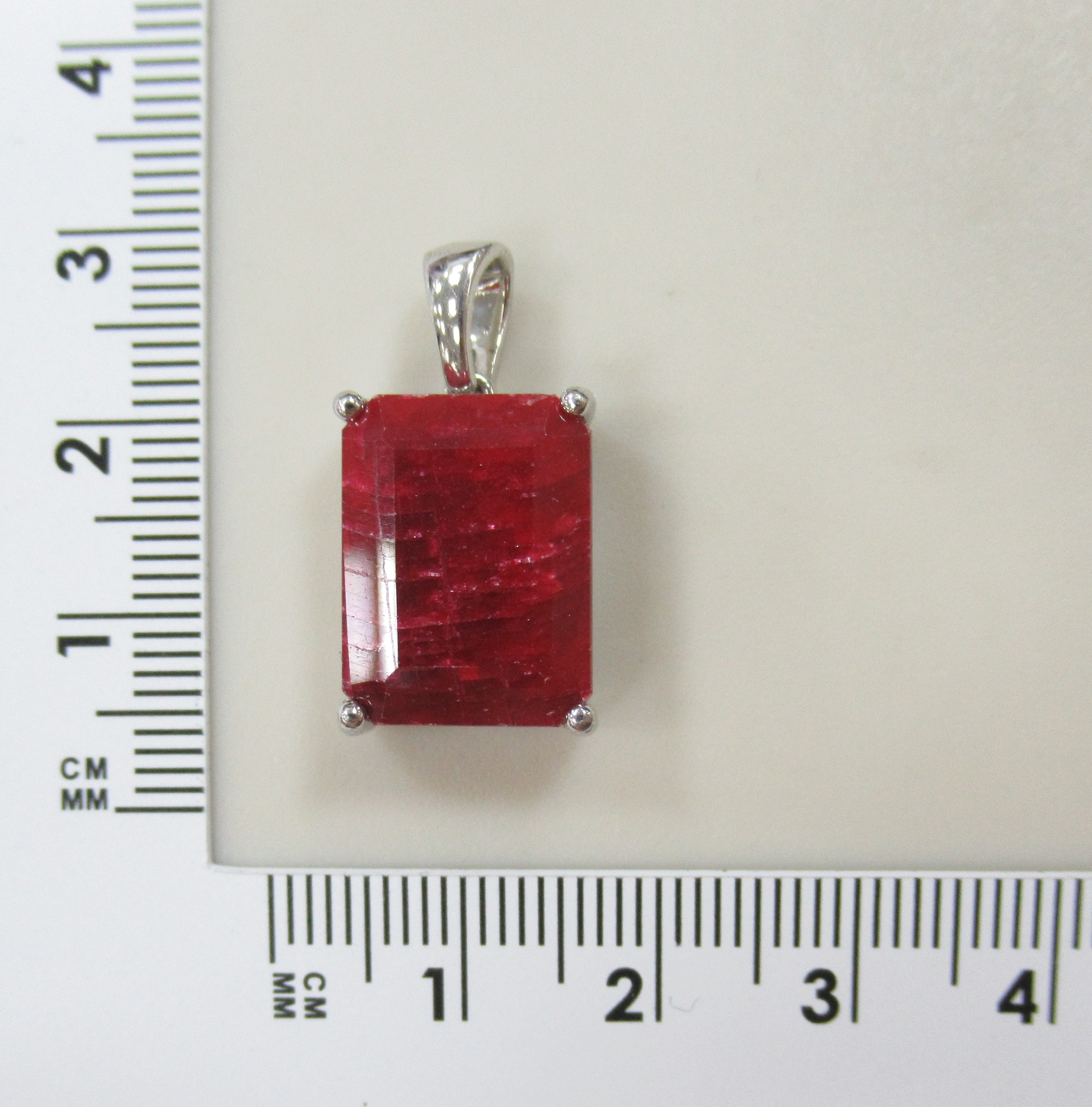 Серебряная подвеска с корундом